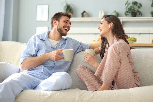 Couple discutant sur un canapé