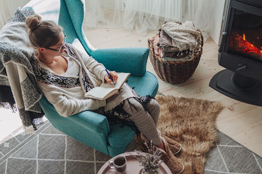 Femme devant un poêle - Travaux de rénovation Prime CEE