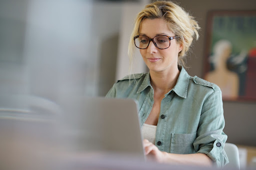 Femme sur son ordinateur