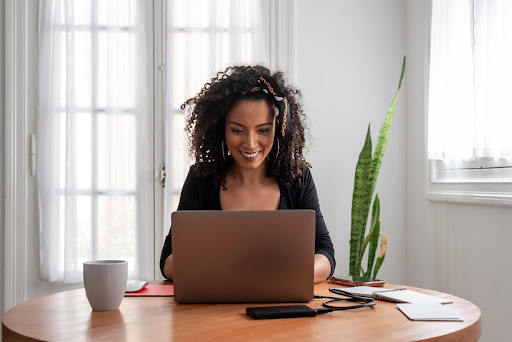 Femme faisant des recherches en ligne sur la Prime CEE