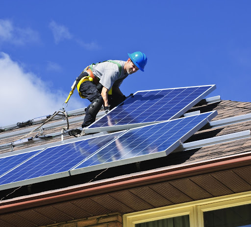 Pose de panneaux solaires sur la toiture